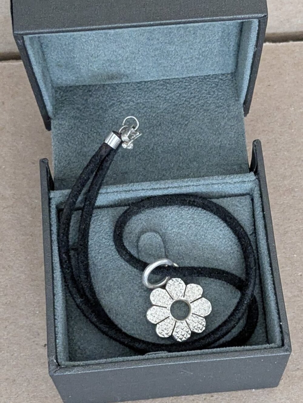 SILVER  FLOWER PENDANT NECKLACE